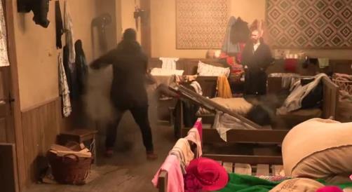 KRISTIJAN GOLUBOVIĆ DEMOLIRAO FARMU! Porazbijao prozore, uništio spavaću sobu, vrele furune išutirao iz kuće… Učesnici vrište (VIDEO)