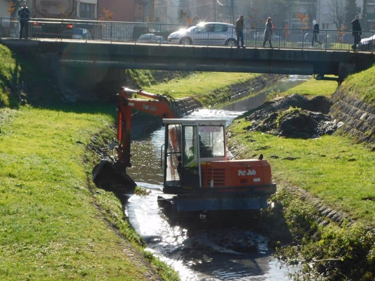 ČISTA DO KRAJA GODINE: Nastavljeno čišćenje zapuštenog korita rečice Štire (FOTO)