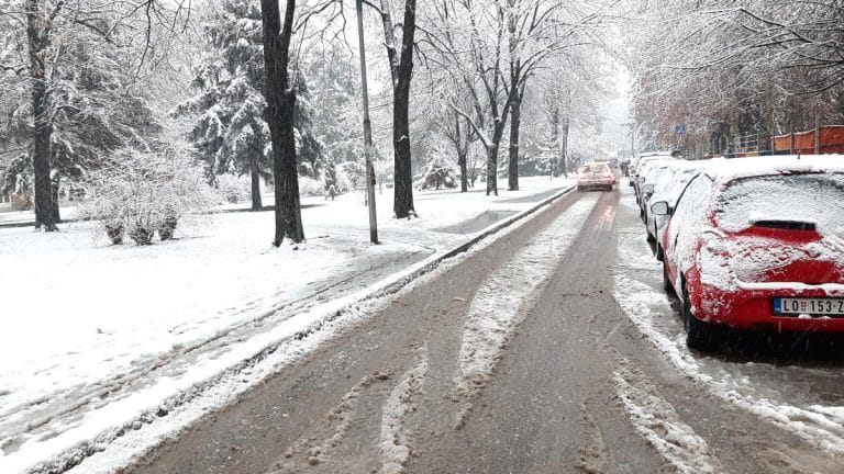 BIĆE 15 CENTIMETARA SNEGA: I Loznica se zabelela! Sve službe u pripravnosti  – OVO je apel za građane
