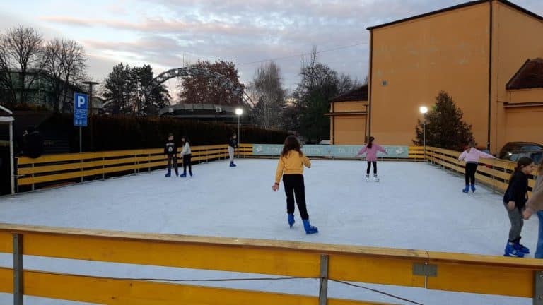 ZABAVA ZA MLADE: “Klizalište u srcu grada” i ove zime u Loznici –  svakoga dana od 10 do 22