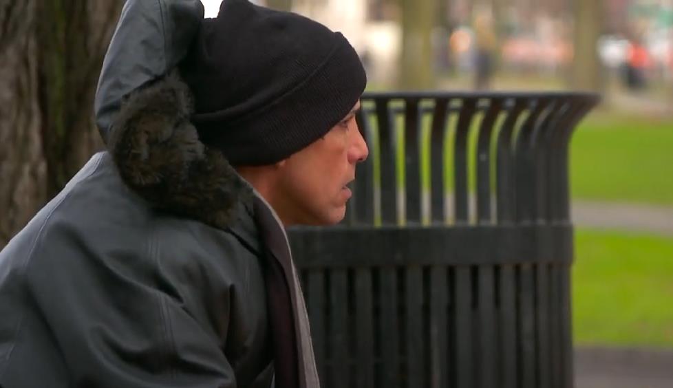 Beskućnik pronašao 10.000 dolara na ulici: Odlučio je da novac vrati vlasnici, a ono što je ona uradila sve je zapanjilo “Ovo je prvo što mi je palo na pamet”