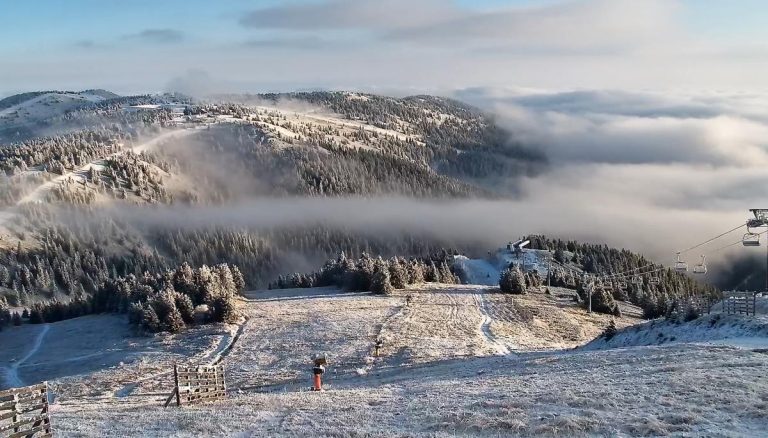 NA SRPSKOJ PLANINI VREME KAO IZ BAJKE! Palo metar snega: Ipak dok skijaši uživaju, vozači muku muče na putevima! Pogledajte kako sve izgleda (FOTO)