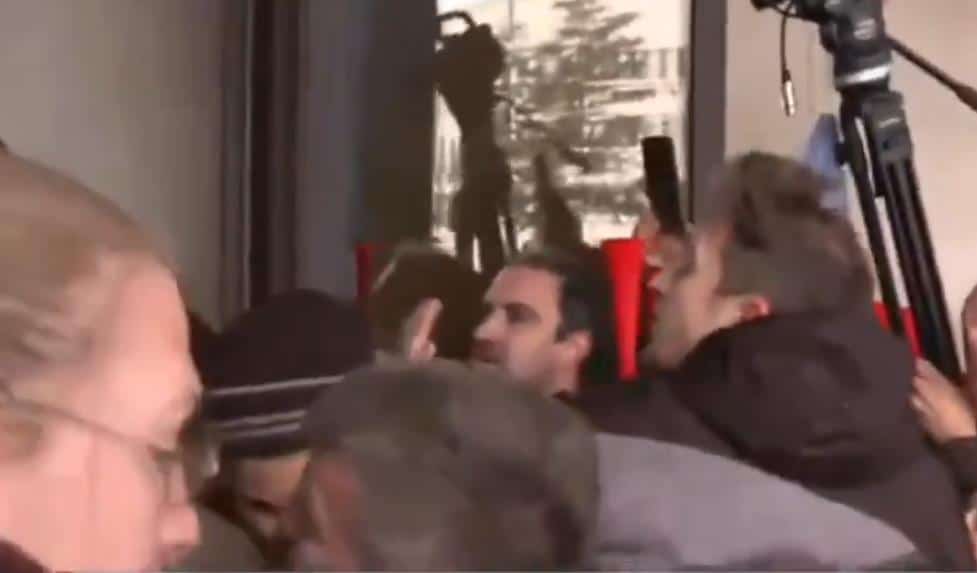 OPOZICIONI AKTIVISTI PRAVE HAOS U NOVOM SADU! Napadaju policiju i nasilno pokušavaju da upadnu u Skupštinu grada