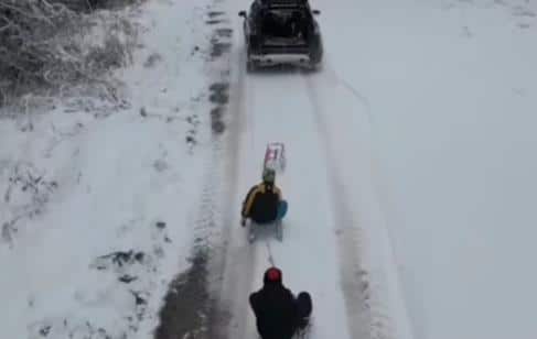 OPASNA ZABAVA! Snimak sankanja sa Jadovnika izazvao polemiku: Ovakvo sankanje nemojte nikako pokušavati (FOTO)