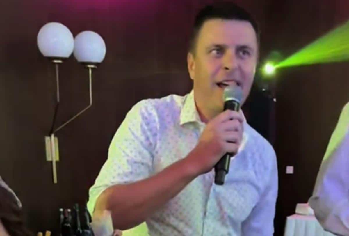 Vuk Kostić zapevao Džejevu pesmu, pa napravio haos na veselju! Evo kako izgleda kad glumac izvodi čuveni narodnjak, a svi komentarisali kako je igrao! (VIDEO)