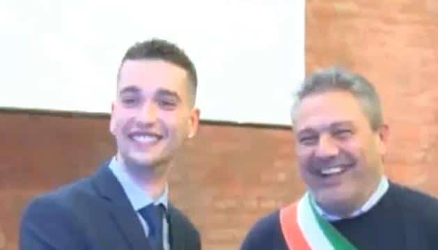 MLADI BOSANAC HEROJ U ITALIJI: Video da muškarac davi bivšu ženu i preti joj nožem nasred puta – evo kako je reagovao