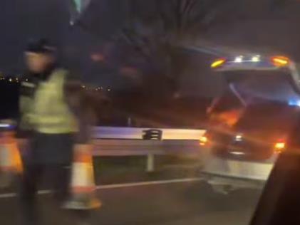ZAKUCAO SE U BANKINU I PREVRNUO SE NA KROV: Teška saobraćajna nesreća na auto-putu kod Beograda