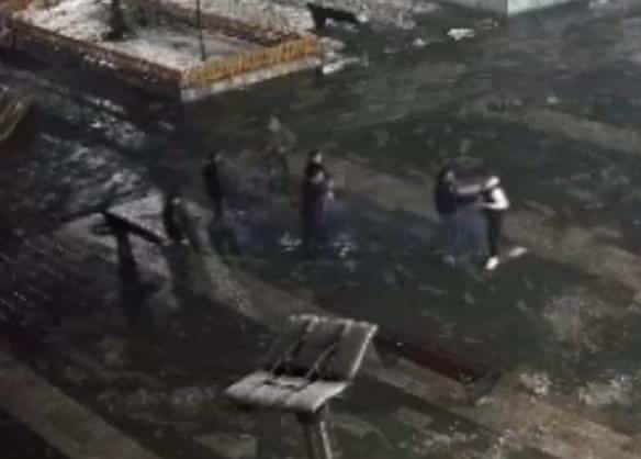 ISPLIVAO SNIMAK MASOVNE TUČE U TUTINU: Sevale pesnice na gradskom trgu, ne zna se ko koga udara (video)