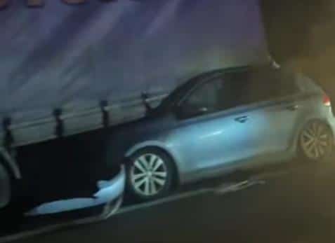 TEŠKA SAOBRAĆAJNA NESREĆA NA AUTO-PUTU: Automobil podleteo pod kamion kod Markovca – prizor je jeziv (VIDEO)