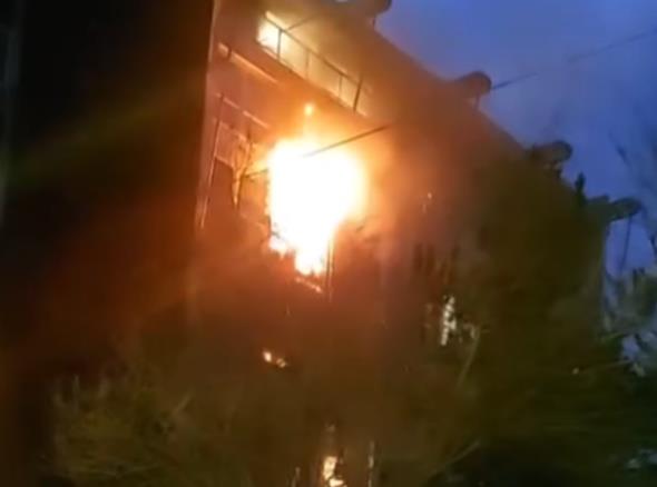 DRAMA U BEOGRADU, IZBIO VELIKI POŽAR U ZGRADI: Gori stan na 4. spratu u Požeškoj ulici (VIDEO)