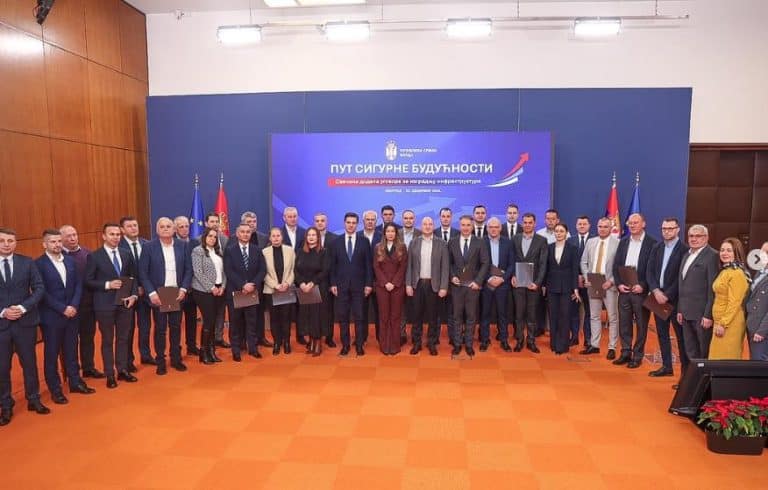 “PUT SIGURNE BUDUĆNOSTI: SVEČANA DODELA UGOVORA ZA IZGRADNJU INFRASTRUKTURE” Gradonačelnik Novog Sada Đurić: Nastavljamo da radimo!