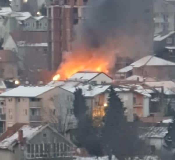 VATRA KULJA NA SVE STRANE! STRAŠAN PRIZOR U VIŠNJIČKOJ BANJI! Zapalila se kuća, požar se proširio i na susednu zgradu! (FOTO)