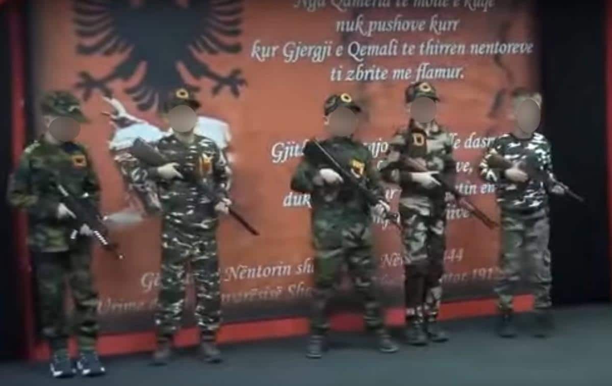 SKANDAL U OSNOVNOJ ŠKOLI! ĐACI U UNIFORMAMA OVK I SA PUŠKAMA U RUKAMA! Isplivao strašan snimak (VIDEO)