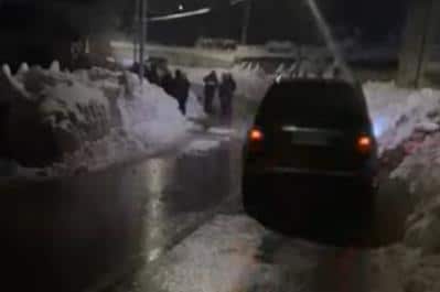 PORODICA SE OTROVALA U TEOČAKU, POLICIJA DOBILA PRIJAVU DA NE IZLAZE IZ KUĆE: Ušli unutra i zatekli 3 tela! Potresne scene ispred doma stradalih (VIDEO)