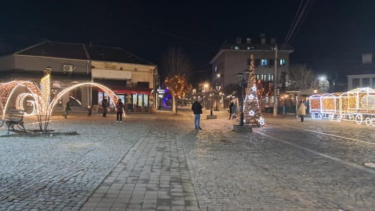 IZMERENO 9 STEPENI, A NA ULICAMA PRAZNIČNO Sunčano i suvo u ovom gradu u Srbiji, ali su pripreme za novogodišnje praznike uveliko u toku (FOTO)