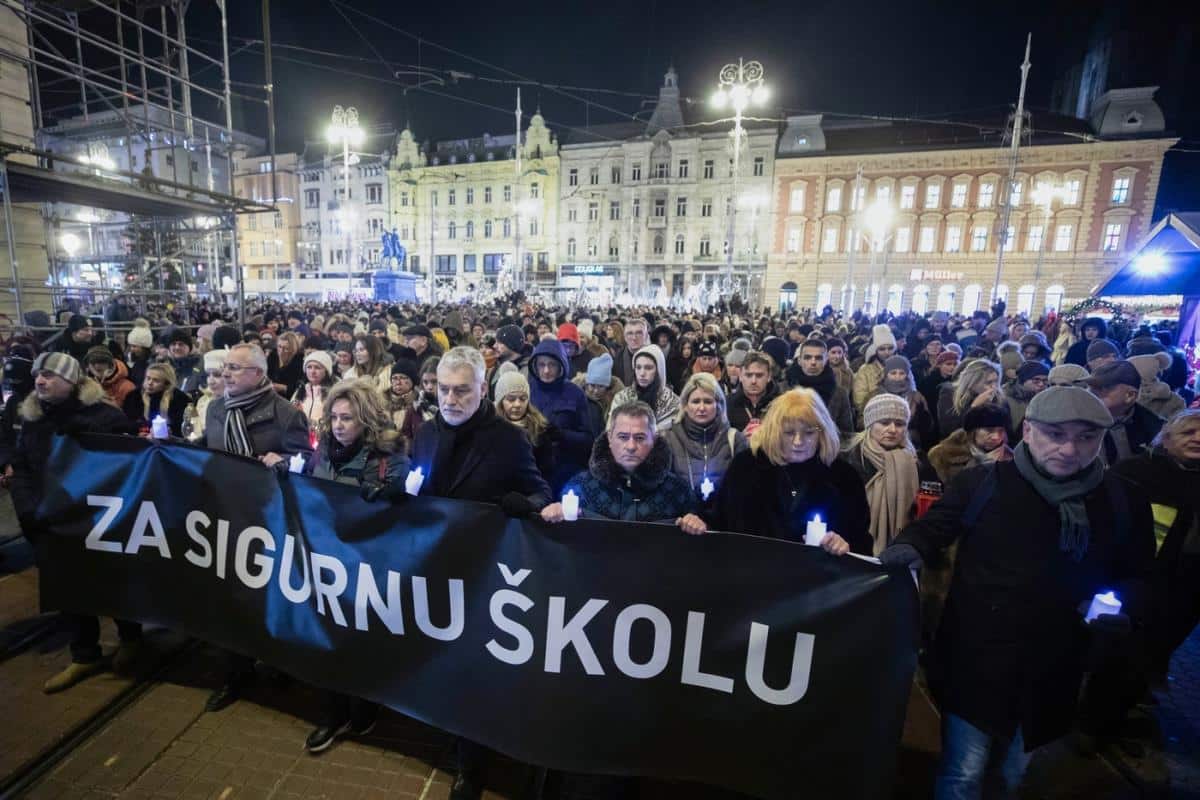 “KAD JEDNA MAMA PLAČE, SVE PLAČU”: Protesti širom Hrvatske zbog ubistva sedmogodišnjaka u školi u Zagrebu