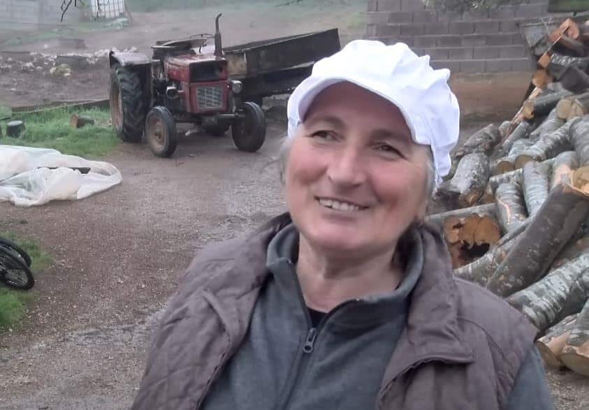 U OVOM SELU U SRBIJI SVIH 7 SNAJKI BIRAO SVEKAR! Bina je najstarija i sve mlađe je poštuju i pitaju za savet! Evo kako se slaže 7 jetrvica (video)