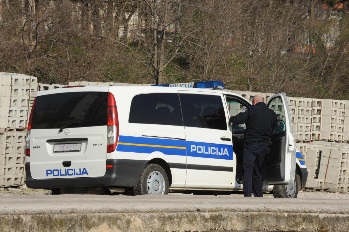 “IMAM 40 KOPČI NA GLAVI, MOGAO ME JE PREKLATI!” Policajac napadnut u noćnom klubu u Banjaluci, višestruki nasilnik već osuđivan za nasilničko ponašanje!