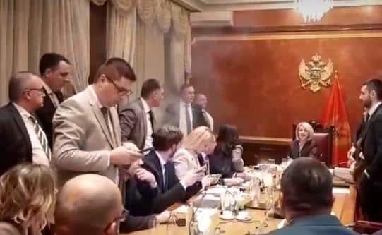 HAOS U SKUPŠTINI CRNE GORE: Bačena dimna bomba na sednici Ustavnog odbora! (VIDEO)
