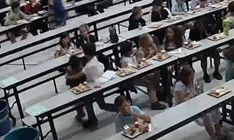 Dečak (8) spasio drugara od sigurne smrti: Kad je video da se guši primenio ovaj potez, a sad ga slave kao heroja