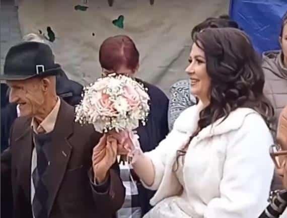 Deka Dušan iz Bujanovca glavna zvezda na svadbi svoje unuke: Kad je zaigrao kolo, svi su ostali u šoku “Živ bio sto godina” (VIDEO)
