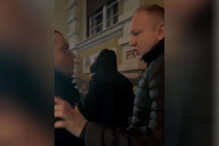 NASILJE: Đilas sa svojim telohraniteljem napao mlade aktiviste SNS koji su lepili plakate “Ðilase lopove”