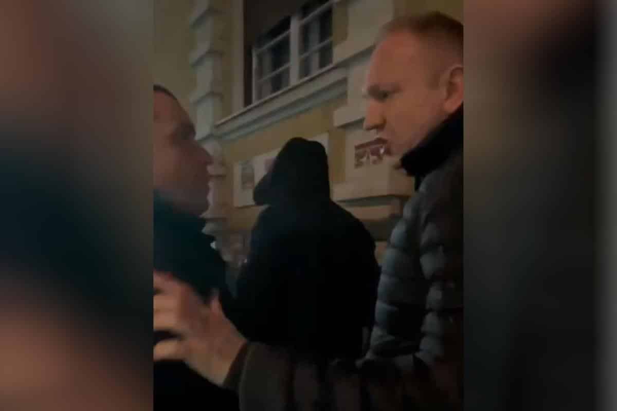 NASILJE: Đilas sa svojim telohraniteljem napao mlade aktiviste SNS koji su lepili plakate “Ðilase lopove”
