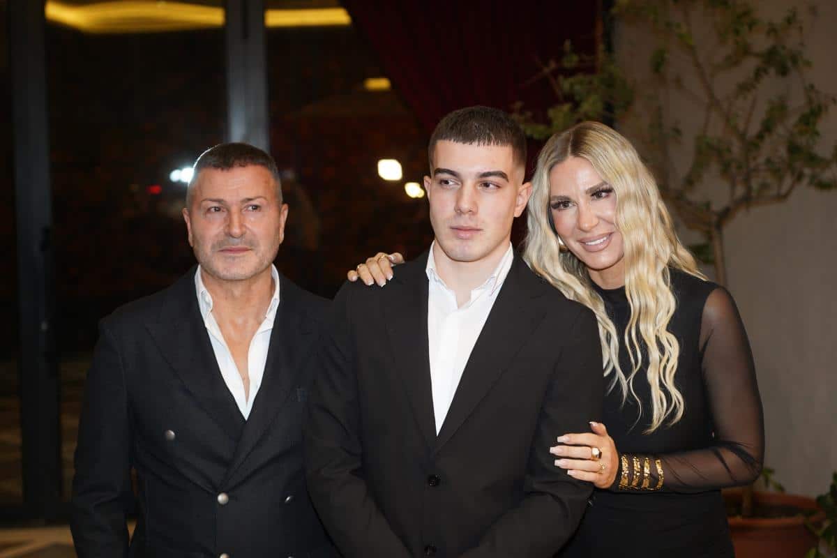 OVO JE SIN VESNE I ĐOLETA ĐOGANIJA: Adrian napunio 18 godina stao pred medije i otkrio kakav odnos ima sa mamom i tatom! Evo ko je sve došao od familije (VIDEO)