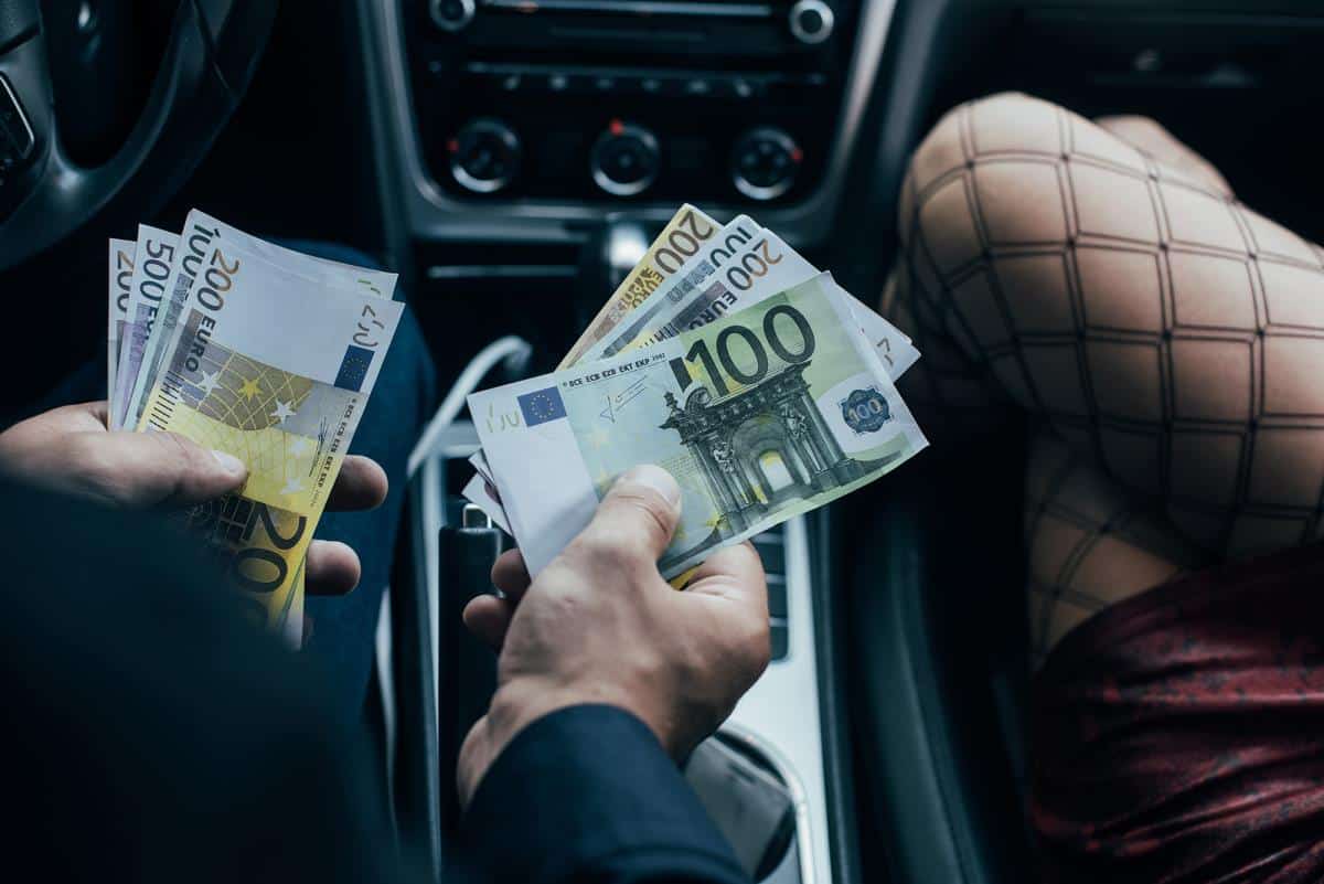 DETALJI HAPŠENJA PROFESORKE IZ VLASOTINCA ZBOG ELITNE PROSTITUCIJE! Evo gde je policija zatekla madam i još 3 devojke, ovde dovodile bugarske biznismene!