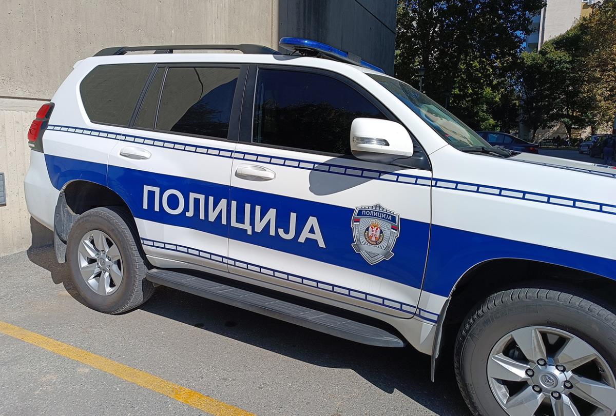 ČOVEK GA PITAO ŠTA RADI SA MLADIĆEM, A ON ODGOVORIO DA JE POLICAJAC: Drzak zločin u centru Prokuplja, opljačkan nasred ulice!