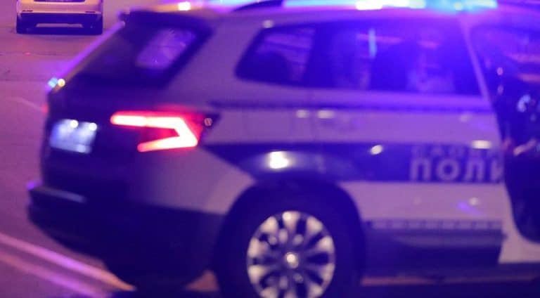DETALJI BEZUMNOG NAPADA ISPRED RESTORANA U SURČINU, OGLASILA SE POLICIJA: Devojka posečena nožem ima 17 godina, evo šta je s napadačem