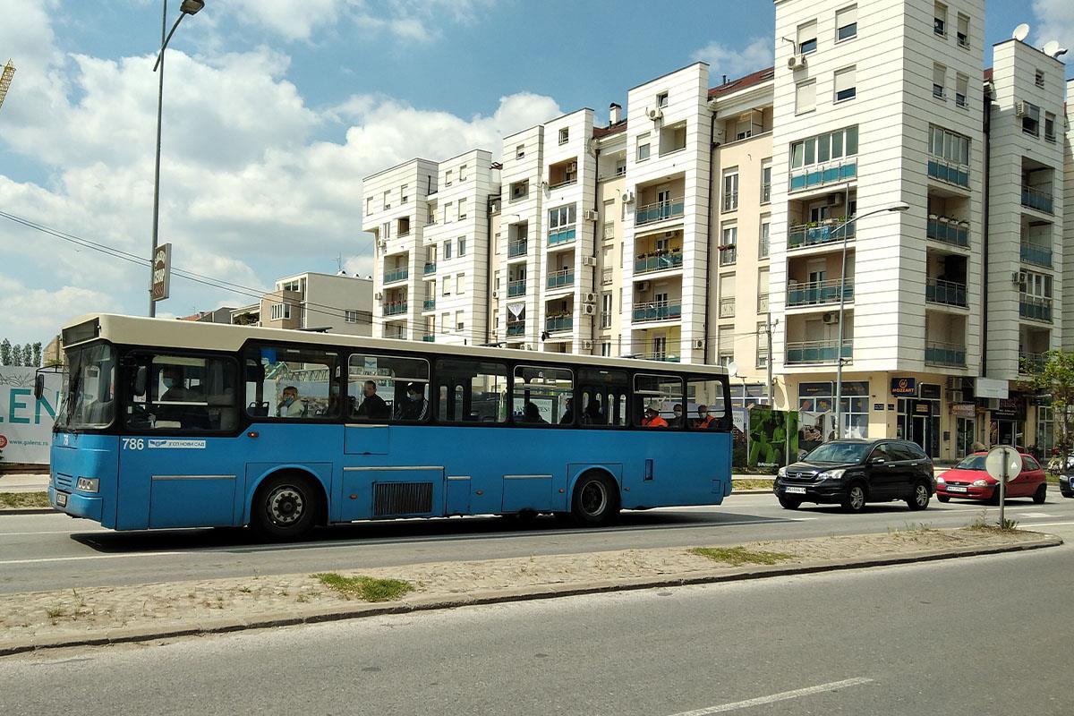 STRAŠNA SLIKA IZ NOVOG SADA: Dvojica mladića se okačila na autobus i tako se voze (FOTO)