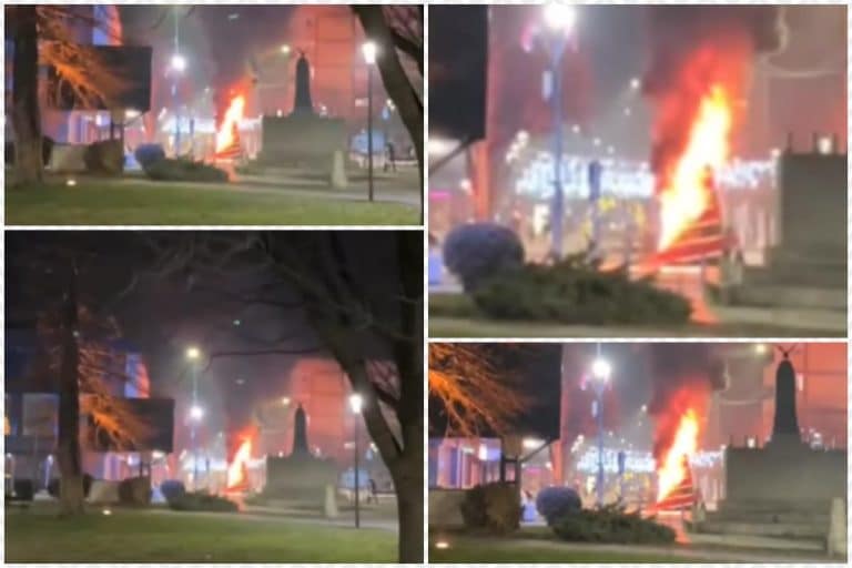 PROLAZNIKE U ČUPRIJI ZAPREPASTIO PRIZOR NA TRGU! Plamen progutao novogodišnju jelku na gradskom trgu! (VIDEO)