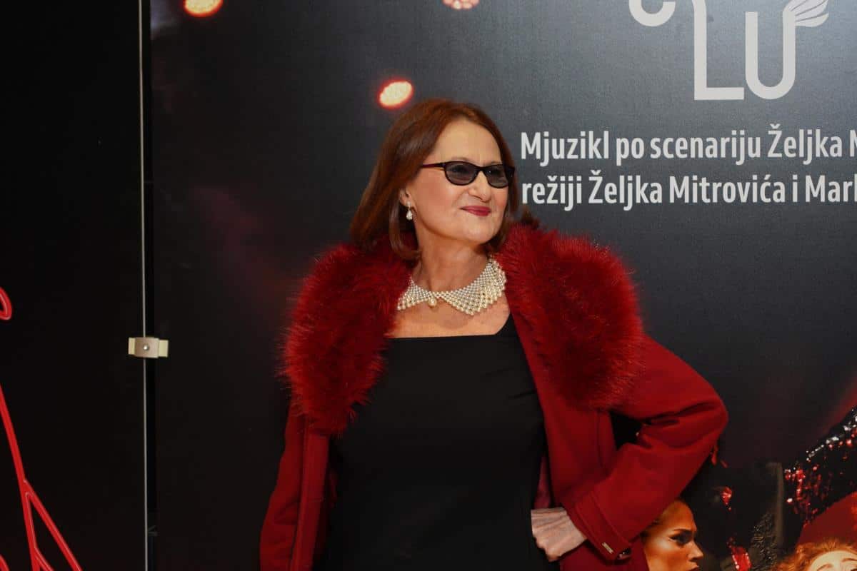 Danica Ristovski snimljena u noćnom izlasku: Stavila naočare za sunce pa se provodila u diskoteci, a evo s kim je bila (FOTO)