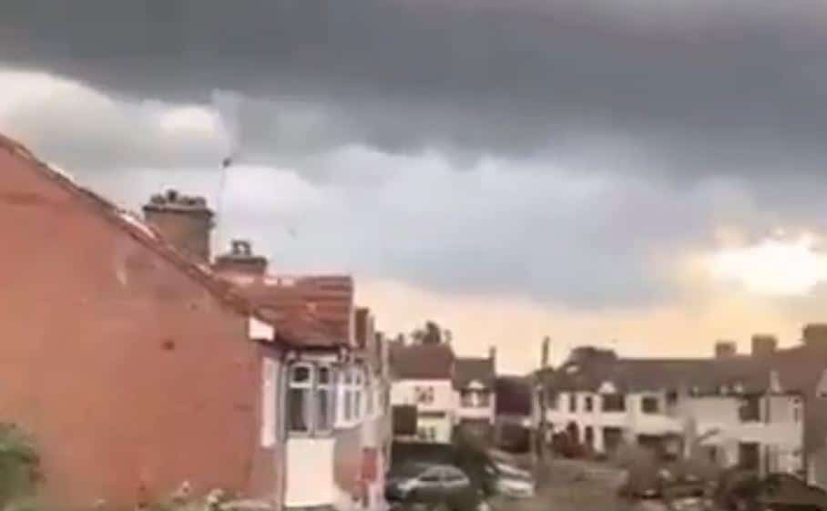 EVROPA NA UDARU STRAHOVITE OLUJE OPASNE PO ŽIVOT! Proglašena crvena zona, milioni ljudi u panici, otkazani letovi, totalni kolaps! Očekuje se najgore! (VIDEO)