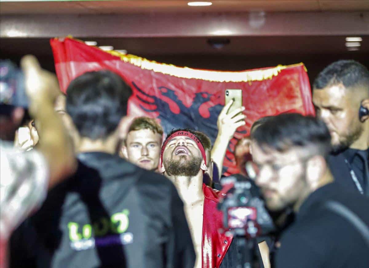 NOKAUTIRAO SRBINA OKRUŽEN OVK ZASTAVAMA, PA UHAPŠEN ZBOG TEŠKOG KRIMINALA! Albanac završio iza rešetaka, evo kojoj zemlji je izručen!