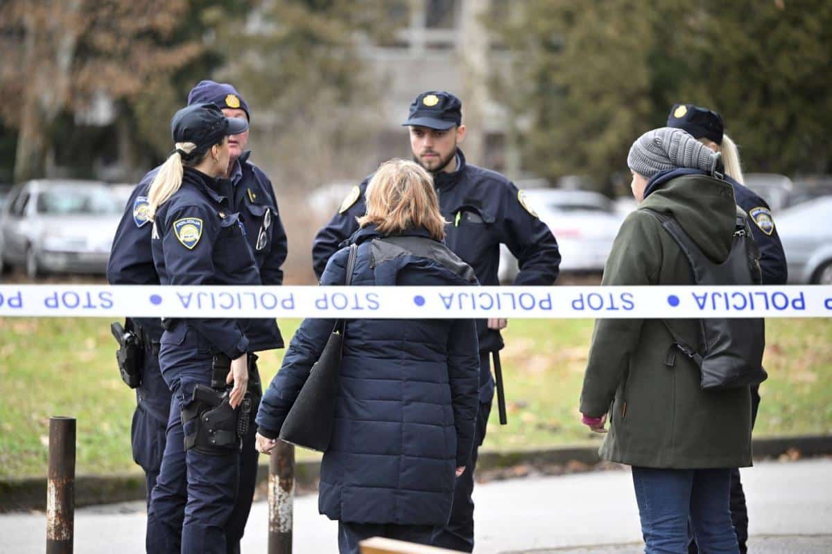 UHAPŠEN TINEJDŽER KOJI JE UBIO DETE U ŠKOLI U ZAGREBU: Terete ga za 45 krivičnih dela (FOTO)