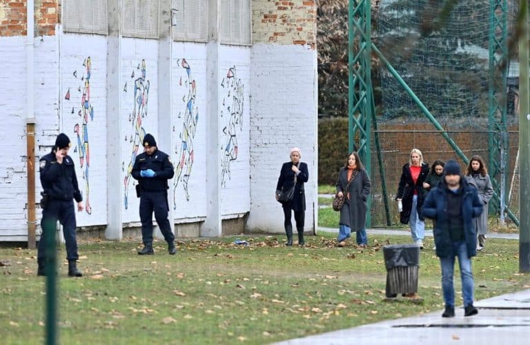 BIZARAN PREDMET PRONAĐEN NA KLUPI PORED ŠKOLE U ZAGREBU: Policija blokirala sve, pretpostavlja se da je pripadao napadaču – Natpis na njemu je ZAČUDIO SVE