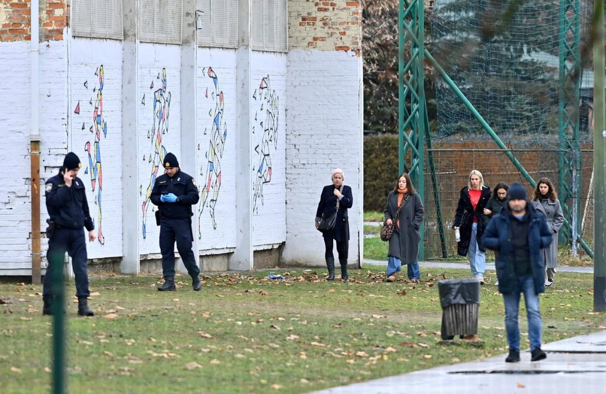 BIZARAN PREDMET PRONAĐEN NA KLUPI PORED ŠKOLE U ZAGREBU: Policija blokirala sve, pretpostavlja se da je pripadao napadaču – Natpis na njemu je ZAČUDIO SVE