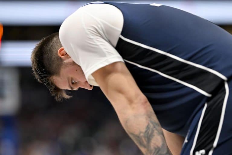 LUKA DONČIĆ SE POVREDIO NA BOŽIĆ: Snimak koji je uplašio sve, košarkaš Dalasa šepajući napustio teren