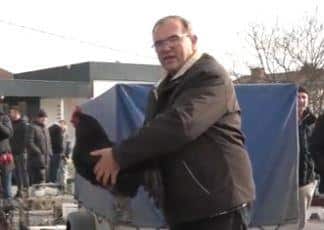 RADENKO JE PRVU NABAVIO PRE DVE I PO DECENIJE I NIJE SE POKAJAO! Komšije tako nešto nisu videle, a onda je Đorđe uzeo svoje da mu tamane puževe golaće po bašti