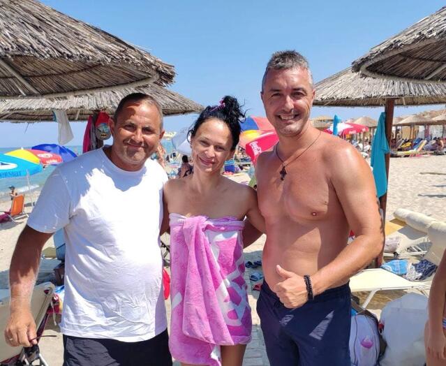 Letos je cela Srbija brujala o troje ljudi sa slike zbog onoga što su uradili na plaži u Grčkoj: Sada je stigla vest koja je sve obradovala (FOTO)