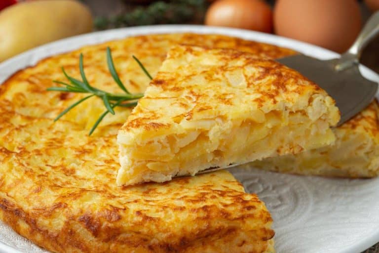 Recept za pitu bez kora sa povrćem i sirom: Pravi se za tren oka, a obožavaće je cela porodica!