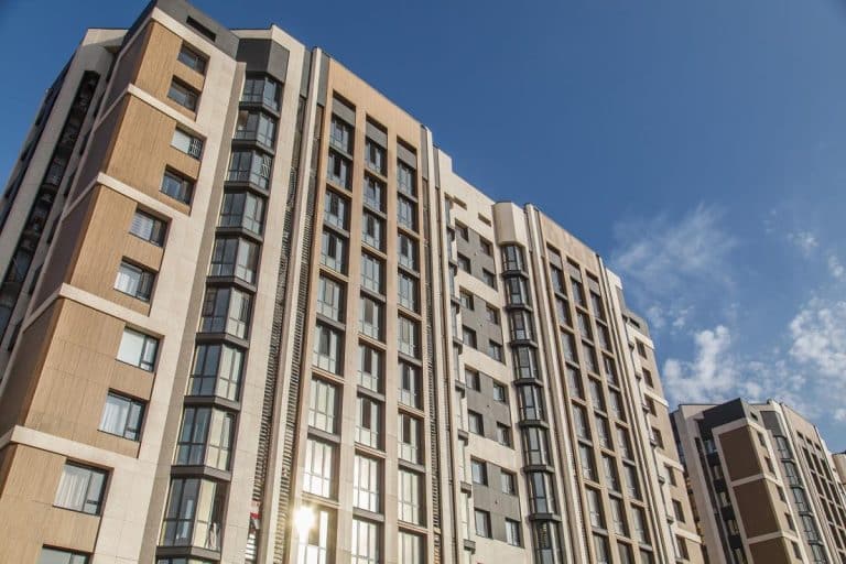 UPRAVNIK ZGRADE ZAKLJUČAO LIFT, KOMŠIJA MU PRETIO NOŽEM: Drugi tražio od stanara 200 evra, pa povukao ŠOK POTEZ koji je izazvao bes – SVE ČEŠĆA PRAKSA