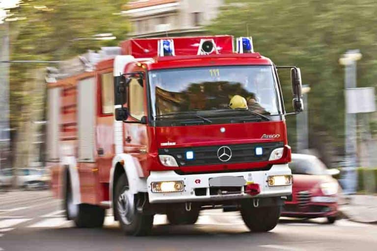 ZAPALIO SE AUTOBUS NA STANICI U LESKOVCU: Vatra zahvatila zadnji deo vozila, vatrogasci munjevitom brzinom stigli na lice mesta