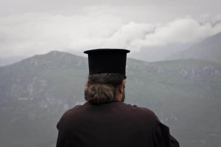 “JESTE ZAPADALO AL’ U VODICU SE MORA” Svi bruje o fotografiji sveštenika u zavejanom selu kod Teslića: U mantiji seo u TRAKTOR, pa izazvao REAKCIJE (FOTO)