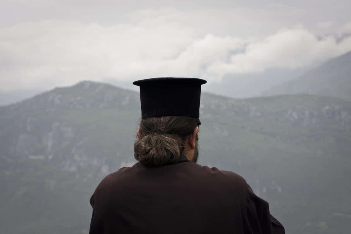 “JESTE ZAPADALO AL’ U VODICU SE MORA” Svi bruje o fotografiji sveštenika u zavejanom selu kod Teslića: U mantiji seo u TRAKTOR, pa izazvao REAKCIJE (FOTO)