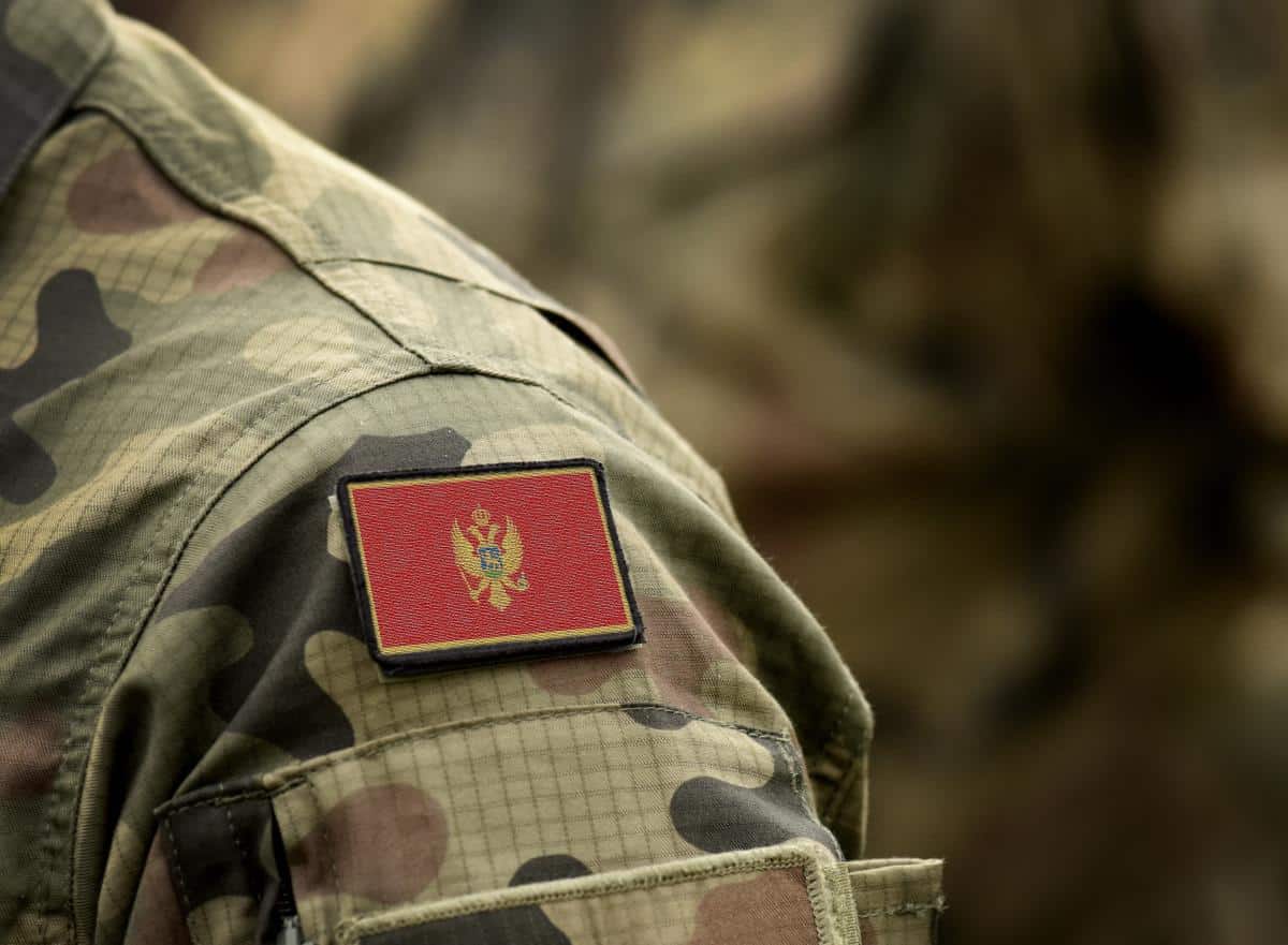 PRIPADNIK VOJSKE CRNE GORE POKAZIVAO DVOGLAVOG ORLA NA PROSLAVI Ministar potvrdio: “Sve će biti utvrđeno”
