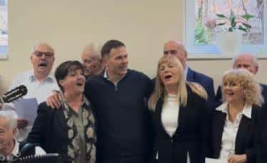 PEVAO U HORU I IGRAO STONI TENIS: Minstar finansija Siniša Mali pokazao šta je radio za vikend (video)