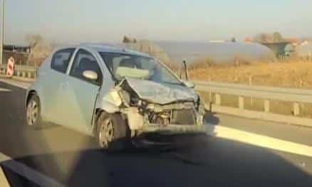 NESREĆA KOD ISKLJUČENJA ZA JAKOVO: Prednji deo auta potpuno uništen, jeziv snimak posledica sudara (VIDEO)